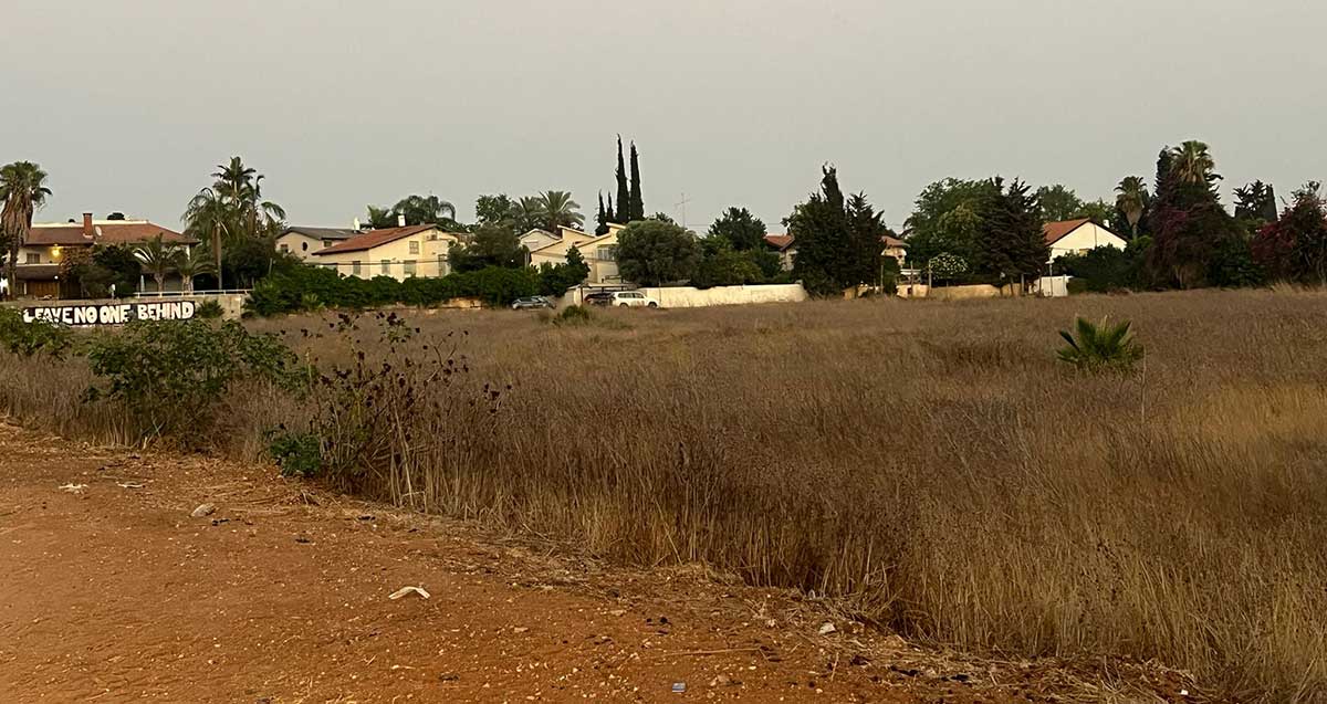 השטח הפתוח שבו ייבנה פרויקט מערב רחוב יבנה על רקע שכונת קריית יערים ברמת השרון