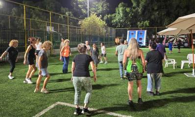 נשים מכפר סבא בספורטק, במגרש עם דשא.