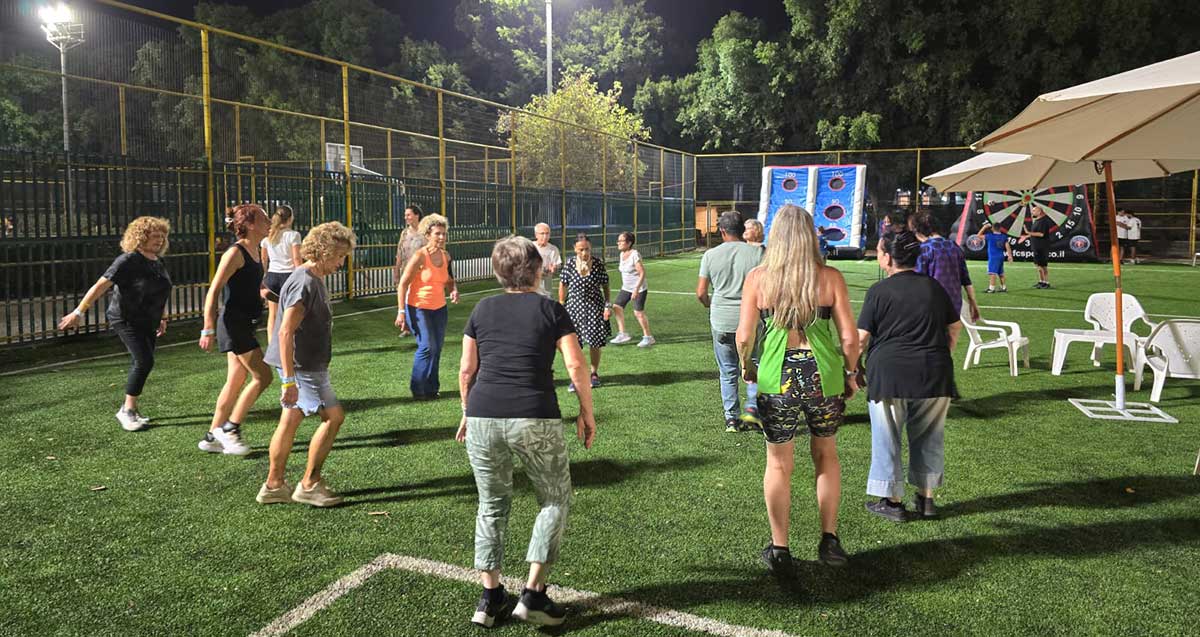 נשים מכפר סבא בספורטק, במגרש עם דשא.