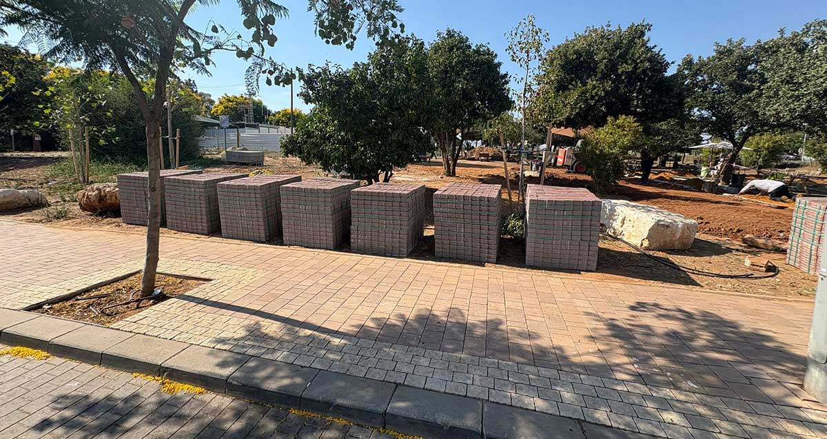 עבודות להנגשת הפוד טראק בשכונת נווה זמר ברעננה. ערמות של אבנים לריצוף שביל ורחבה.