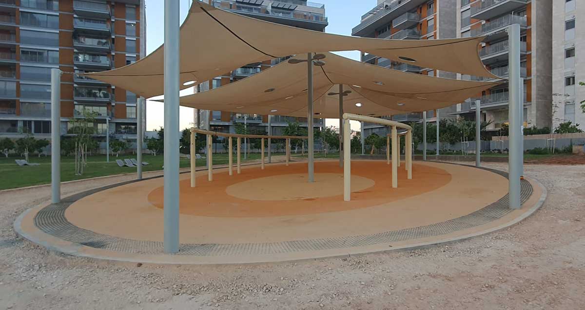 עבודות לבניית גן שעשועים בפארק גליל ים. צילום: אפרים הלפרין