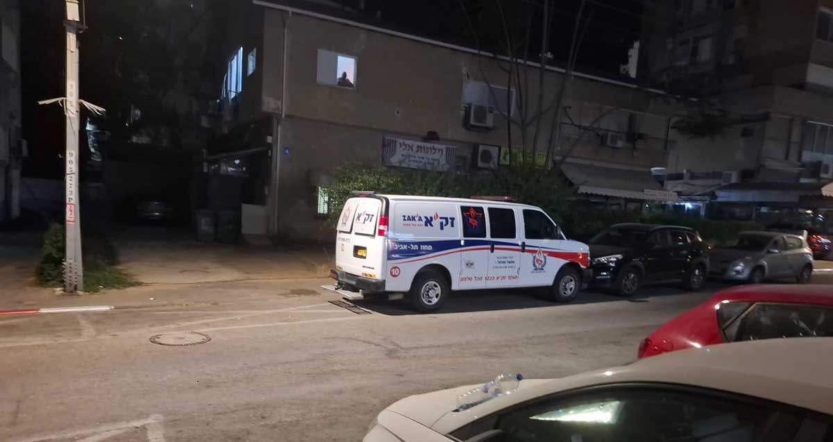מתנדבי זק"א הוזעקו לאיתור גופה בהרצליה. רכב סטיישן לבן של זק"א חונה ליד המקום.