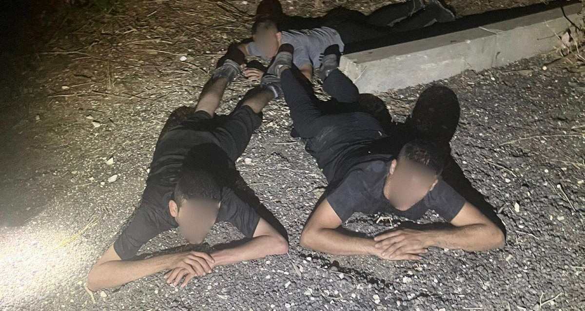 מעצר החשודים בהוד השרון. צילום מתוך דף הפייסבוק של ראש העיר אמיר כוכבי