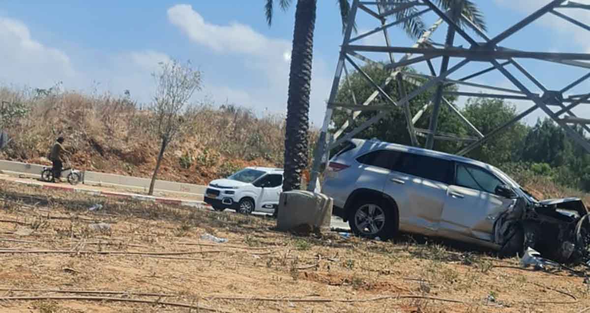 תאונת דרכים בנווה גן ברמת השרון. המכונית מרוסקת בחזית הרכב.