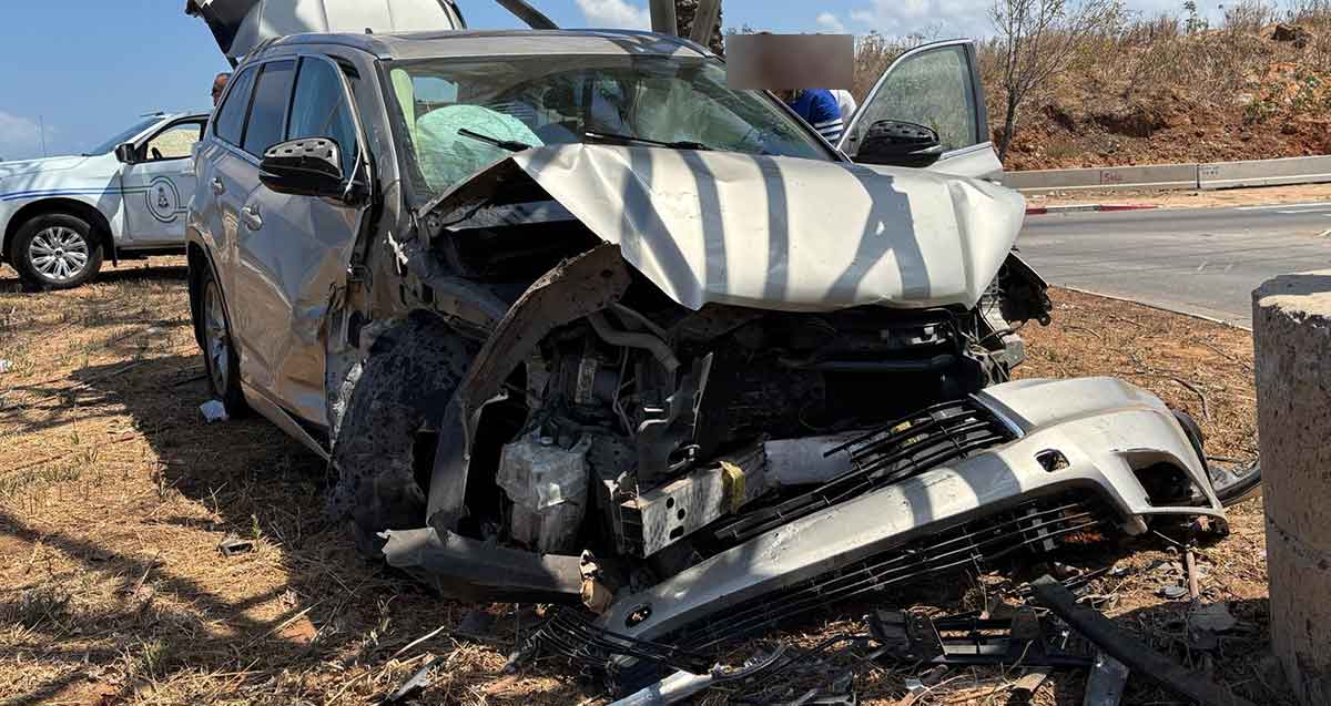 תאונת דרכים בנווה גן ברמת השרון. המכונית מרוסקת בחזית הרכב.