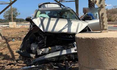תאונת דרכים בנווה גן ברמת השרון. המכונית מרוסקת בחזית הרכב.