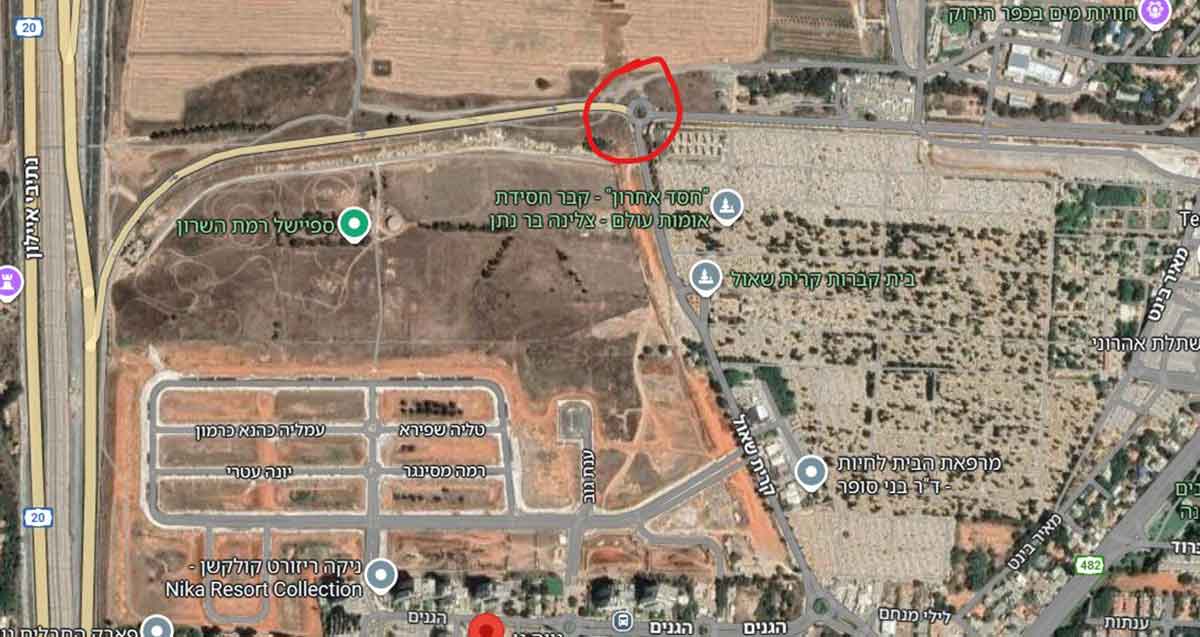 תצלום אוויר של כיכר הדמים בכביש עוקף קריית שאול. הכיכר מסומנת בעיגול אדום.