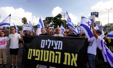 יצחק רוכברג עם יאיר גולן בצומת הכפר הירוק. צילום: אסף אופק