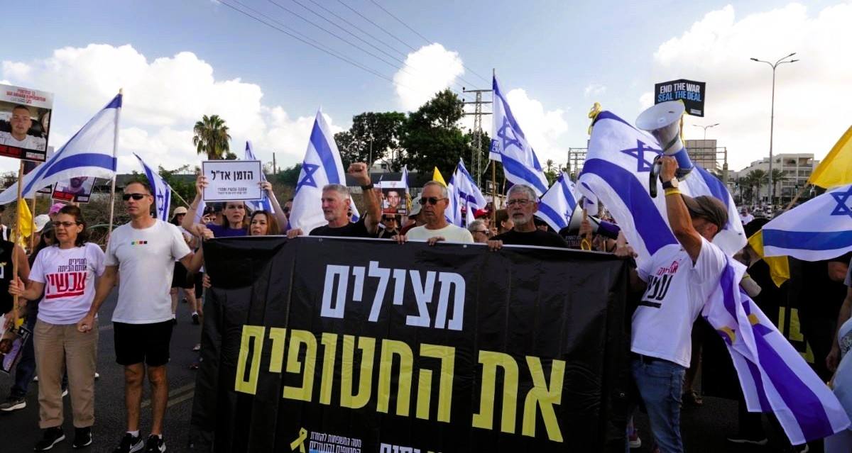 יצחק רוכברג עם יאיר גולן בצומת הכפר הירוק. צילום: אסף אופק