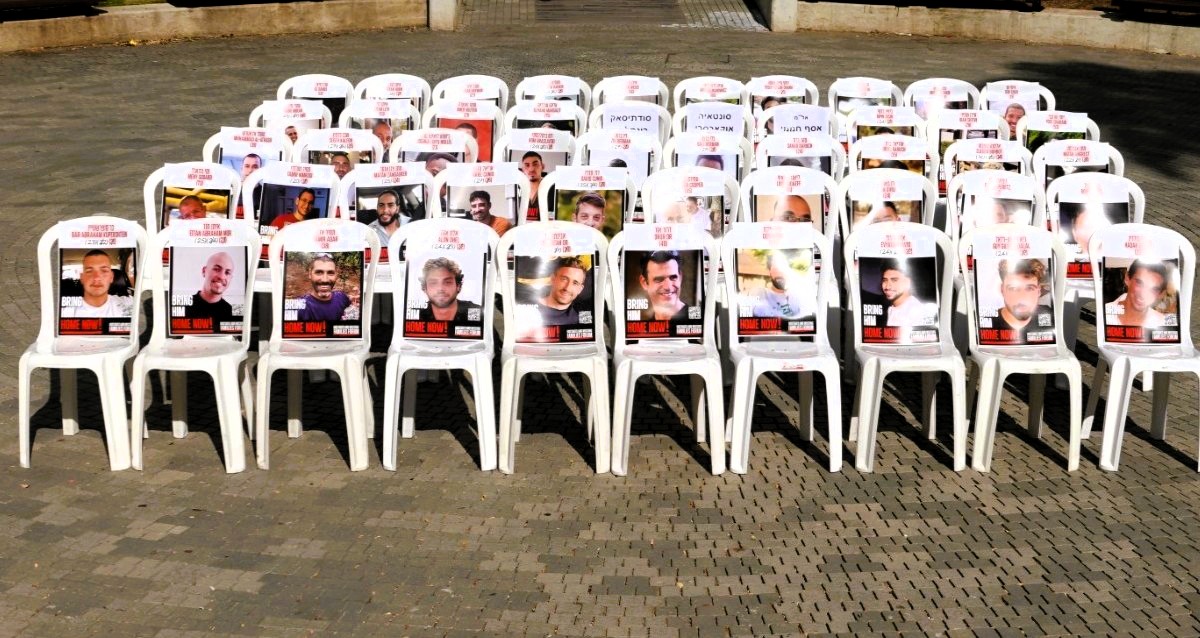 מיצג עם כסאות החטופים בעזה. צילום: אסף כפיר