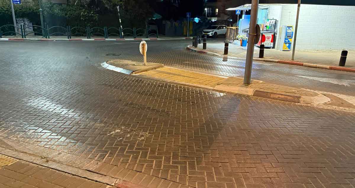 מעברי חצייה דהויים בפינת הרחובות בני בנימין וטשרניחובסקי בהרצליה הירוקה