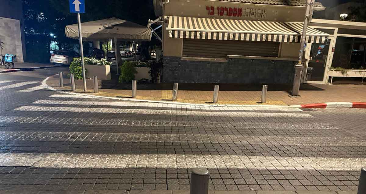 מעברי חצייה דהויים במפגש הרחובות י.ל. גורדון ושדרות ח"ן במרכז הרצליה