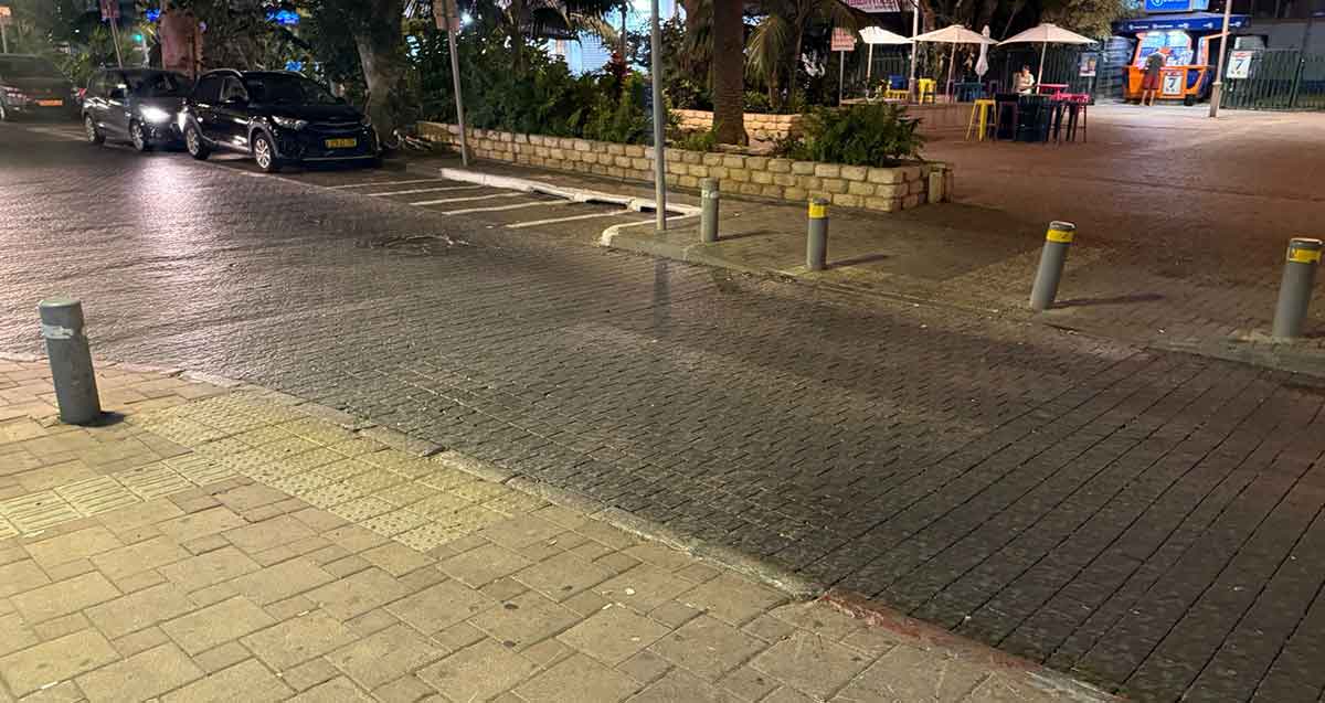 מעבר חצייה בלתי נראה בשדרות ח"ן במרכז הרצליה. צילום: שרון אונליין