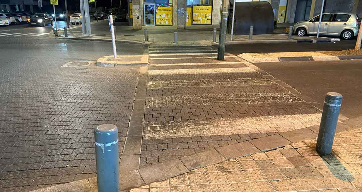 מעבר חצייה מוזנח בסוקולוב פינת אחד העם הרצליה. פסים לבנים מחוקים.