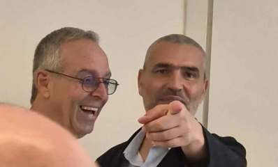 היום לאחר ההודנה, רוכברגר וקורצקי כבר לא ברוגז. רוכברגר צוחק וקורצקי מצביע עם האצבע קדימה.