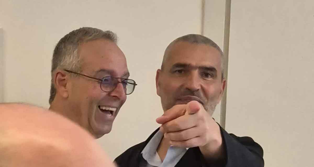 היום לאחר ההודנה, רוכברגר וקורצקי כבר לא ברוגז. רוכברגר צוחק וקורצקי מצביע עם האצבע קדימה.