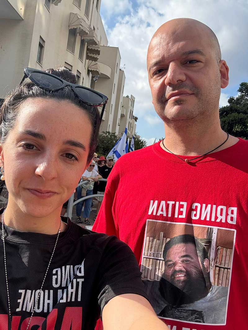 עמוס הורן אחיהם של יאיר (שחזר מהשבי) ואיתן (עדיין חטוף) בהפגנה בכפר סבא לובשים חולצות חטופים
