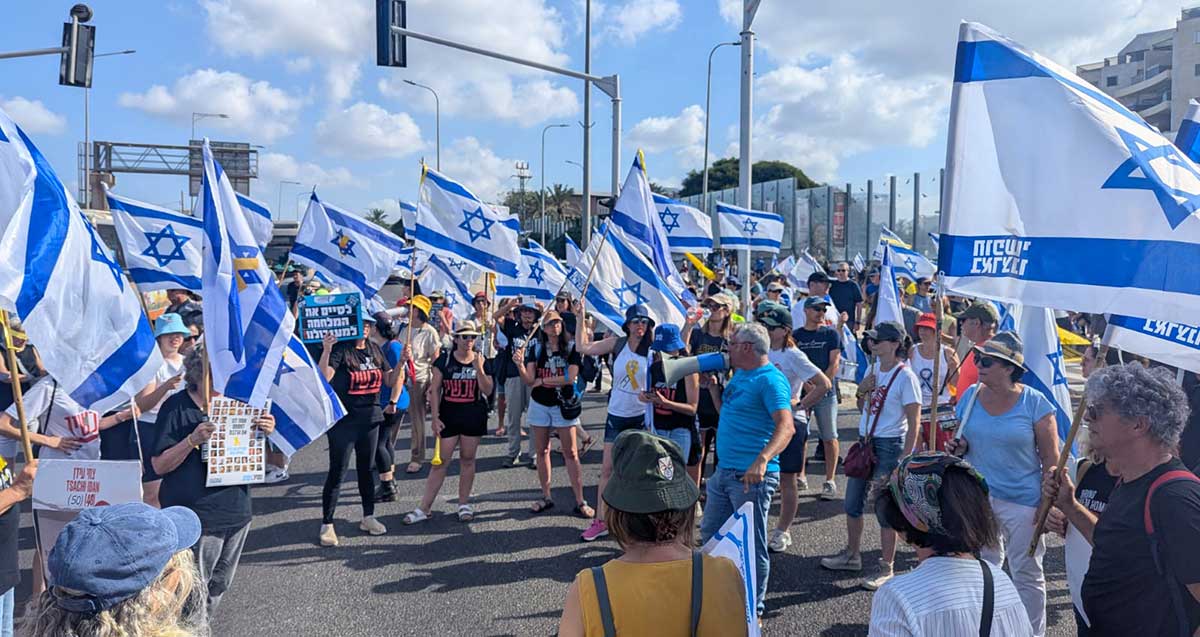 מפגינים מרעננה חסמו את הגדר בשדרות ירושלים מעל כביש 531