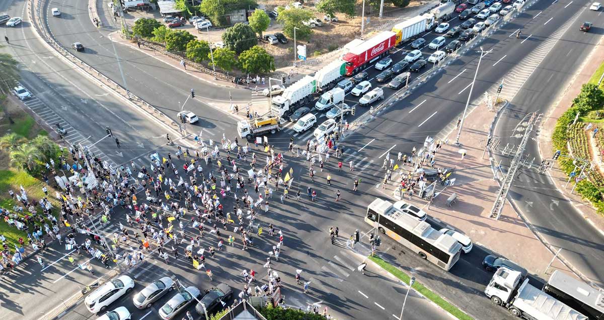 צילום רחפן של חסימת צומת רעננה על ידי מפגינים הנושאים כרזות ודגלים צהובים ודגלי ישראל לשחרור החטופים