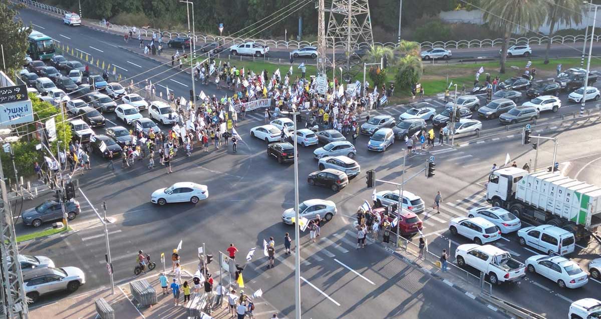 צילום רחפן של חסימת צומת רעננה על ידי מפגינים הנושאים כרזות ודגלים צהובים ודגלי ישראל לשחרור החטופים