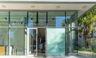 הגלריה לאומנות עכשווית ברמת השרון. תמונה של הכניסה לגלריה, זכוכית בכל החזית.