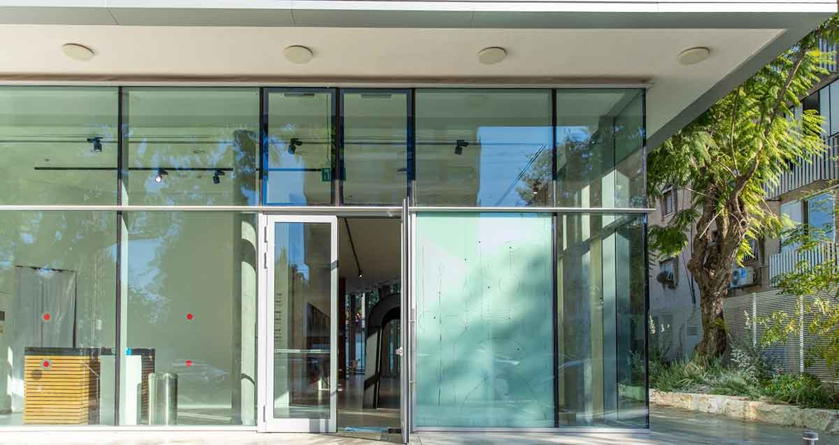 הגלריה לאומנות עכשווית ברמת השרון. תמונה של הכניסה לגלריה, זכוכית בכל החזית.