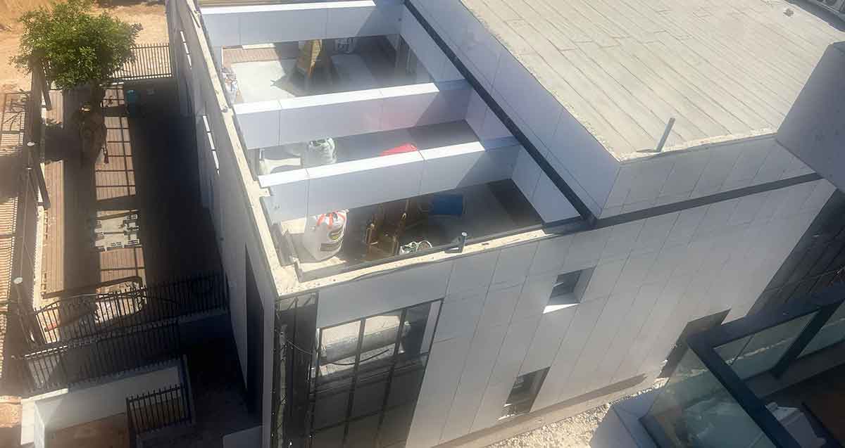התקנת גינות שעשועים פנויות בתוך אשכל גני הילדים הנדיב בקומה שנייה במרפסת.