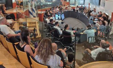 כנס שנערך בחדר הישיבות של עיריית הרצליה