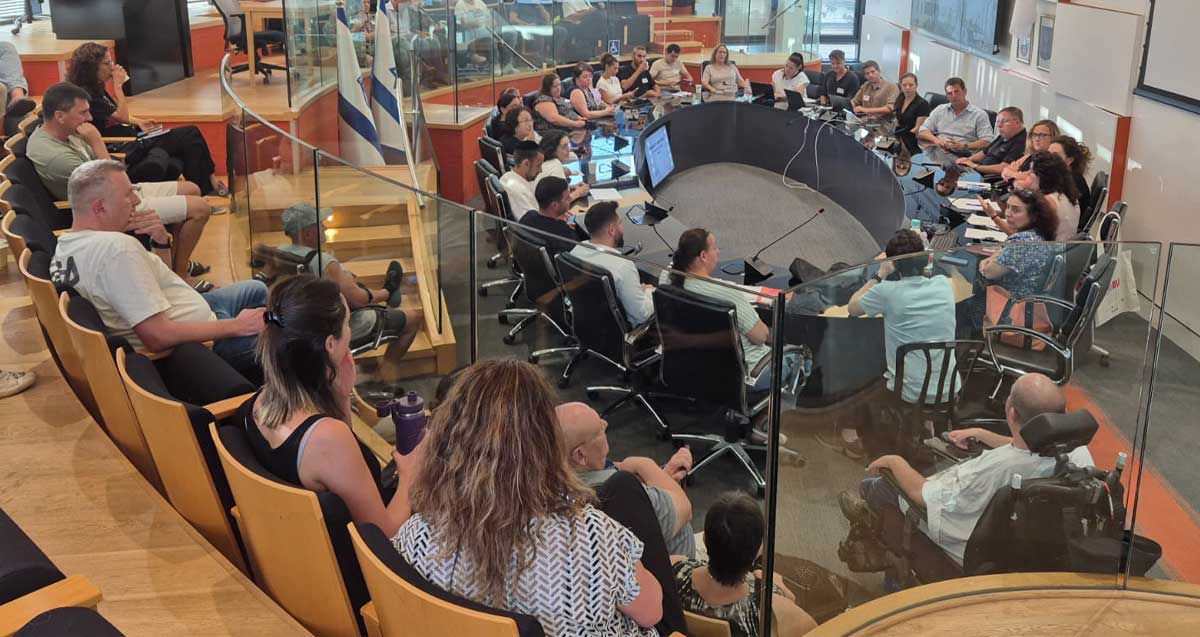 כנס שנערך בחדר הישיבות של עיריית הרצליה