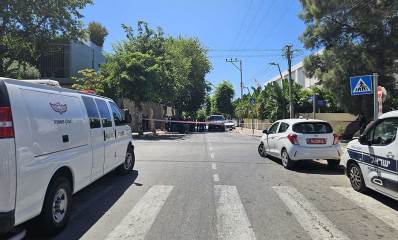 ניידות משטרה וסרט סימון משטרתי חוסמות רחוב בהרצליה פיתוח