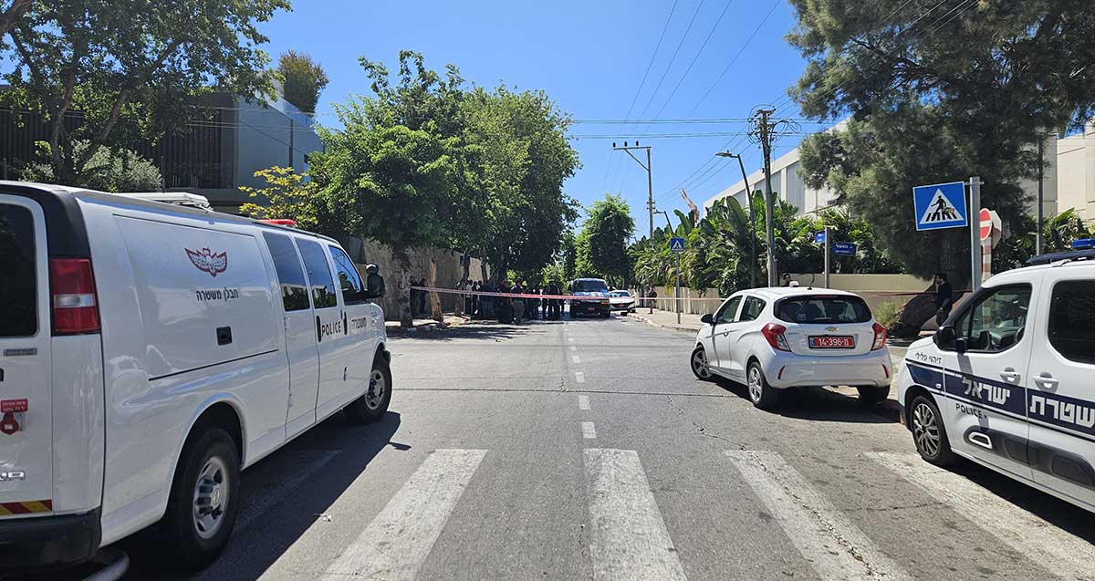 ניידות משטרה וסרט סימון משטרתי חוסמות רחוב בהרצליה פיתוח