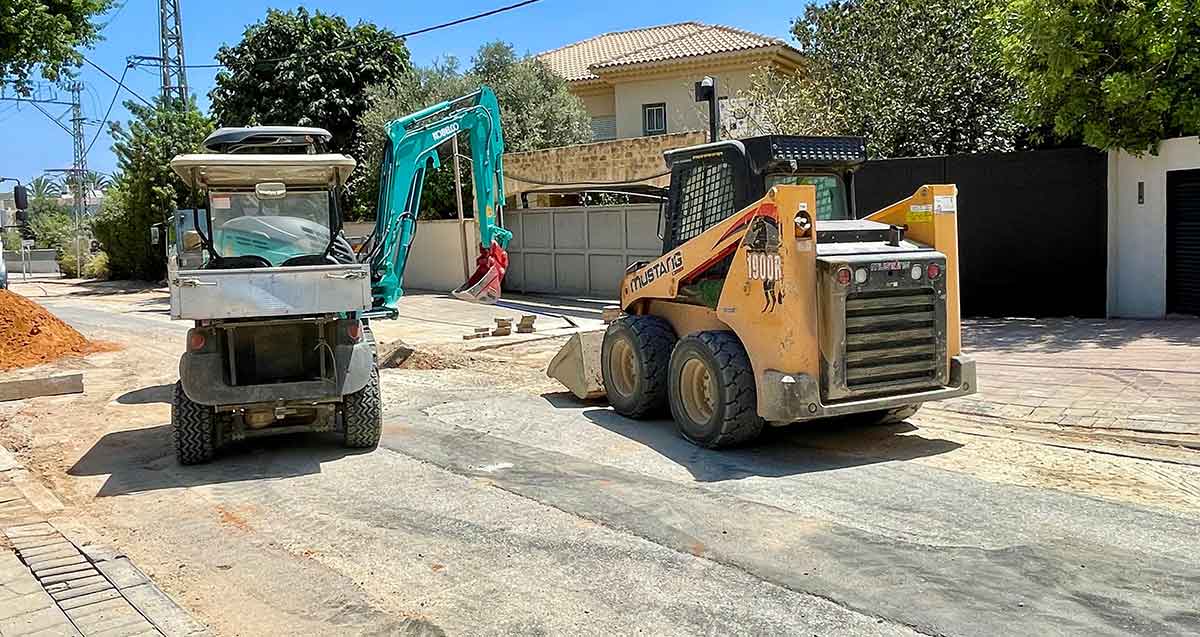 העבודות ברחוב קוצר בכפר שמריהו. שני כלים הנדסיים מגרדים את האספלט ואת הלבנים ברחוב.