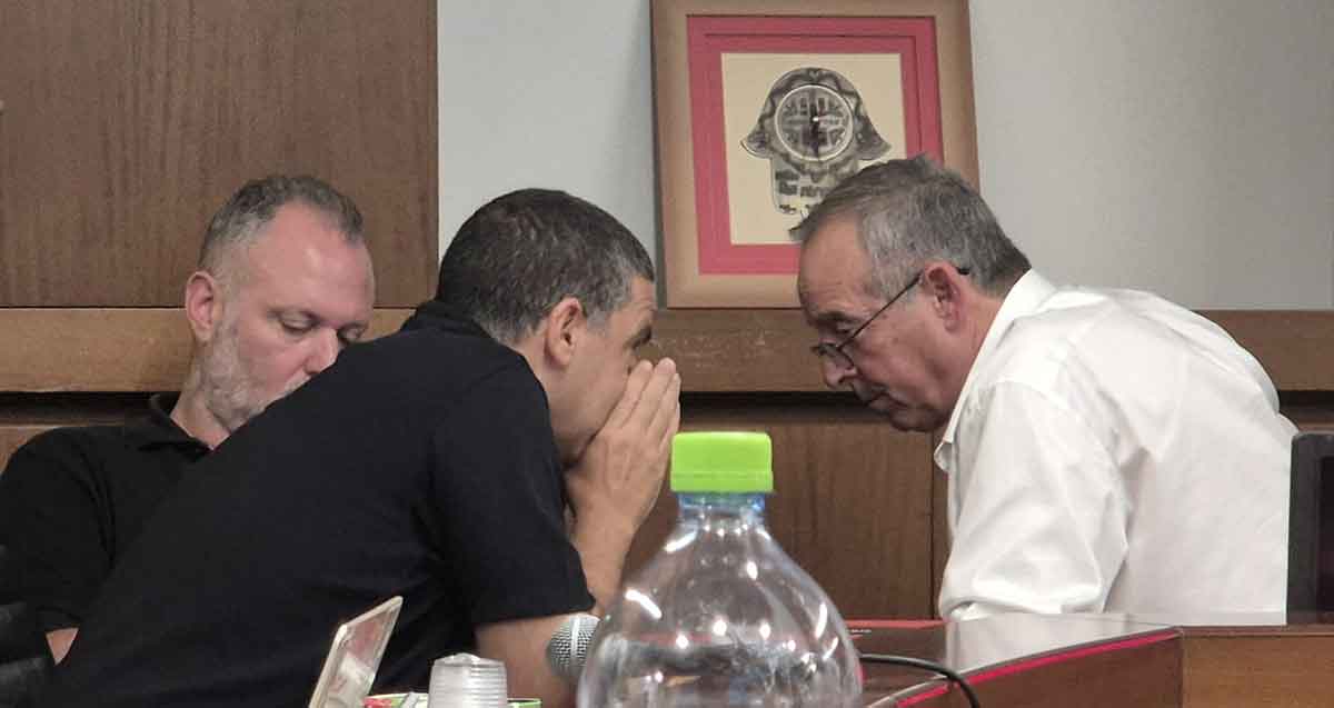 מוטי גינדי לוחש לאיציק רוכברגר