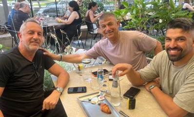 מימין: אריאל הרוש, עופר לוי, דוד אמסלם יושבים ליד שולחן במסעדה