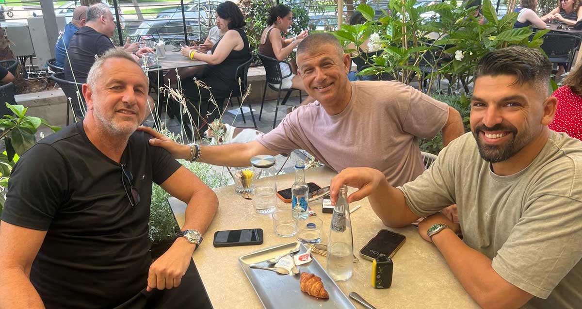 מימין: אריאל הרוש, עופר לוי, דוד אמסלם יושבים ליד שולחן במסעדה