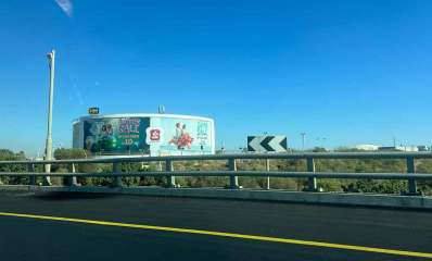 פי גלילות. בריכת מים עגולה ועליה פרסומות של סופר-פארם באנגלית: SUMMER SALE