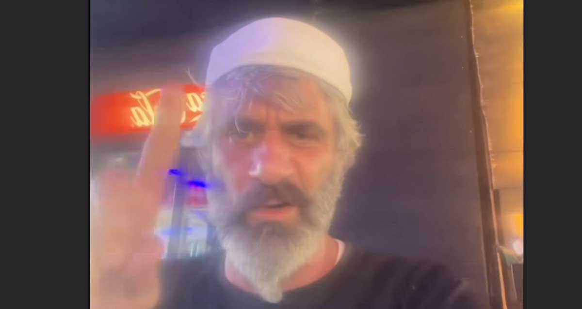 תמונת פנים של בעל עסק ליד בסיסי המודיעין ברמת השרון מאיים