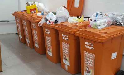 פלח מיחזור כתומים בשכונת גליל ים בהרצליה. שישה פחים כתומים בשורה.