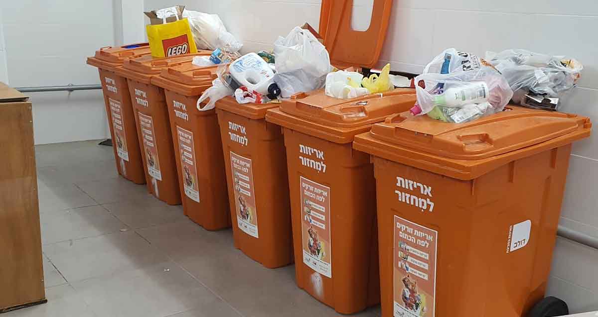 פלח מיחזור כתומים בשכונת גליל ים בהרצליה. שישה פחים כתומים בשורה.