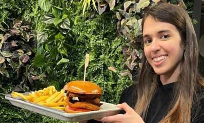 סיון מדואל זכיינית בורגר סטיישן בת ים עם מגש ובו המבוגר וצ'יפס