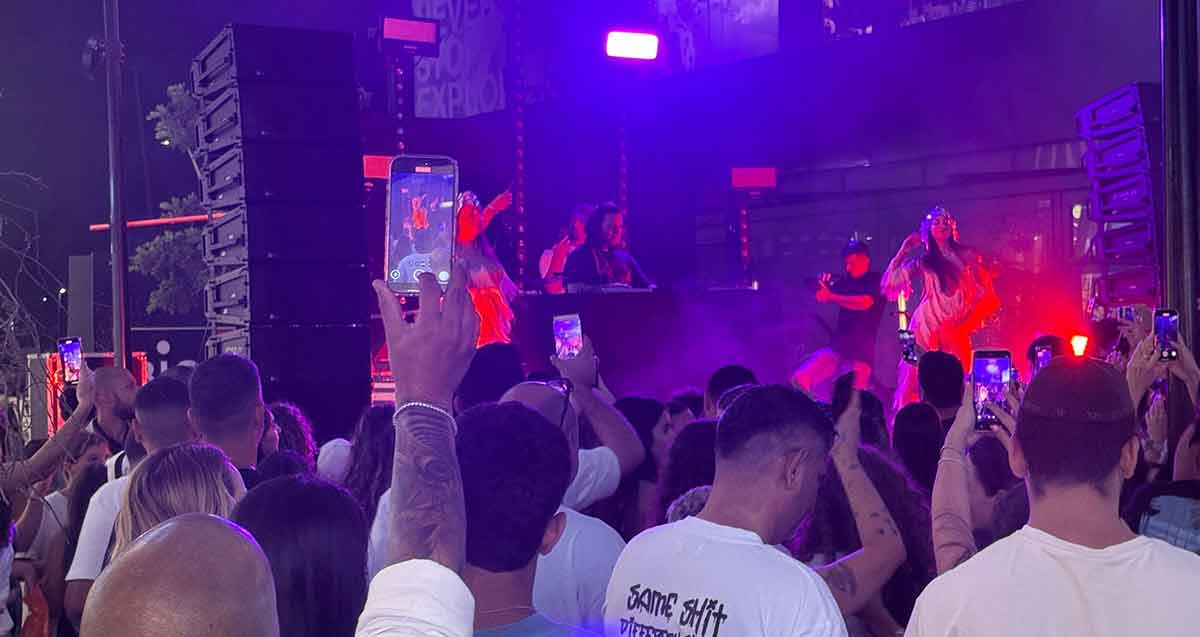 סקאזי בלילה לבן בביג פאשן גלילות אוגוסט 2025. הקהל מצלם עם טלפונים.
