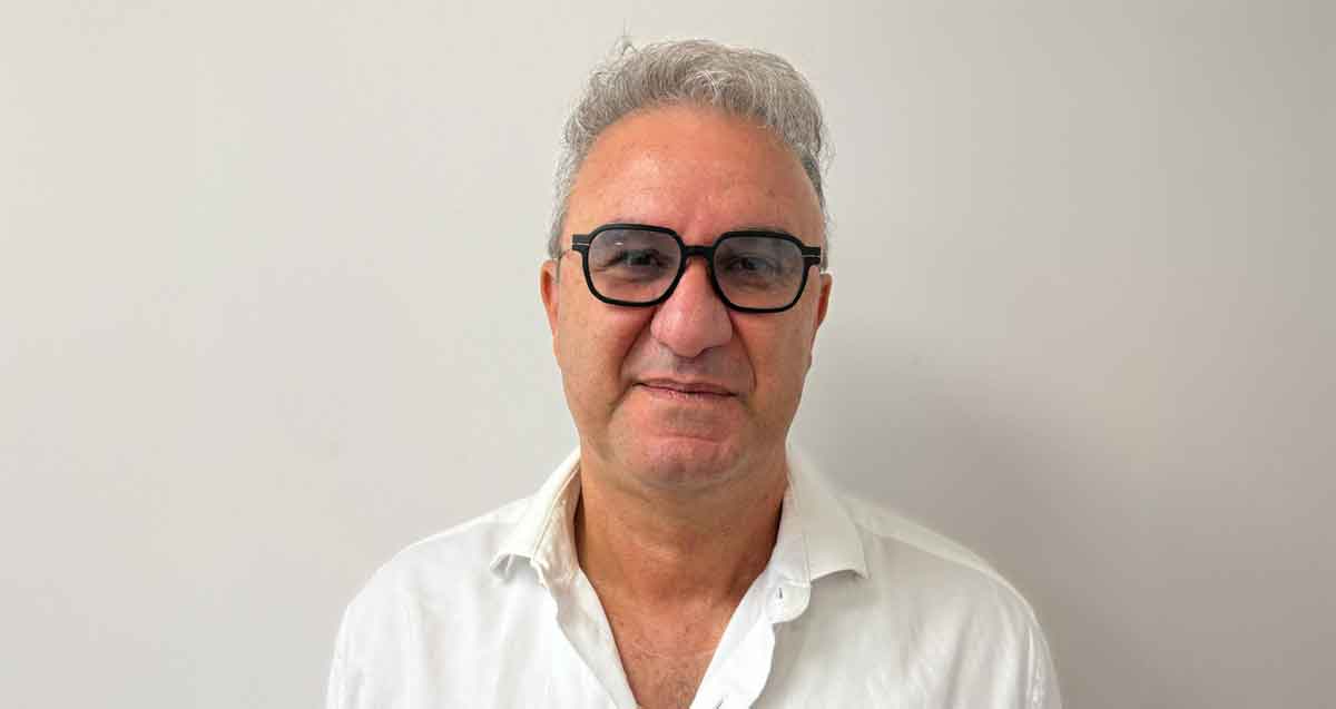 עו"ד יורם אברהמי מנכ"ל עיריית רמת השרון, עם משקפי ראייה.