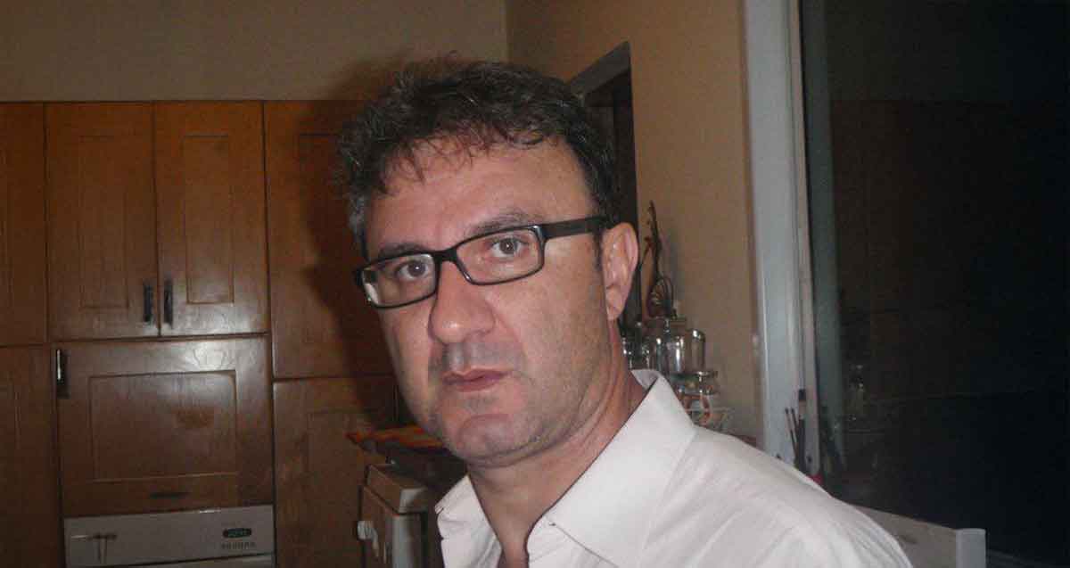 עו"ד יורם אברהמי מנכ"ל עיריית רמת השרון החדש, עם משקפי ראייה.