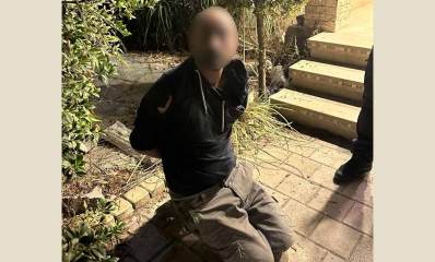 אדם אזוק כורע על ברכיו