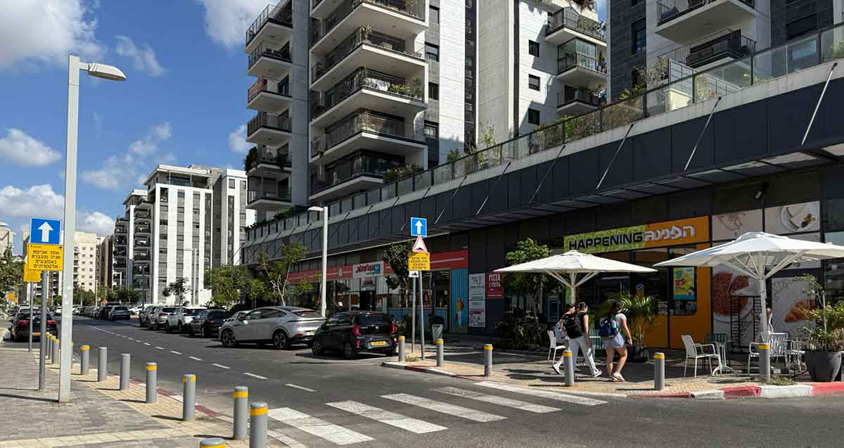 המרכז המסחרי בשכונת גליל ים. קומת רחוב עם חנויות ומעליה בנייני מגורים כולל דירות גן.