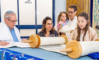 נערה עולה לתורה אביה אמא ואחותה צופים בה והרב עוקב אחרי קריאתה בתורה