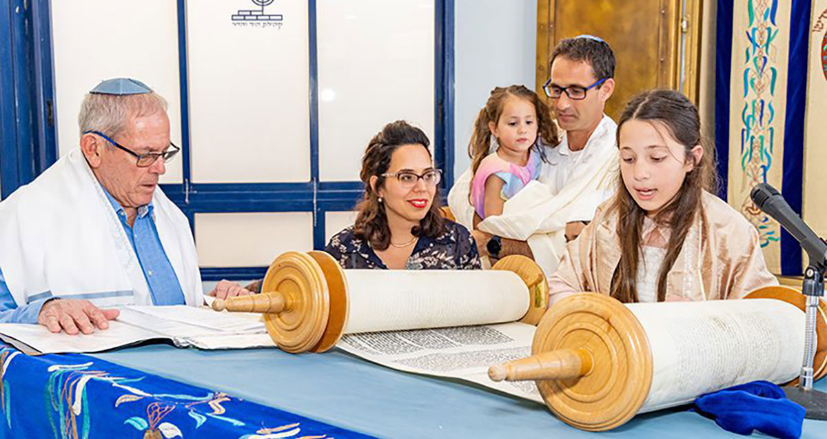 נערה עולה לתורה אביה אמא ואחותה צופים בה והרב עוקב אחרי קריאתה בתורה