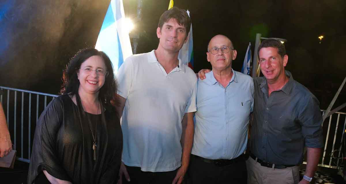 יריב פישר, מנהל "מפתן ארז", אמתי ליפסמה, ראש מינהל החינוך, אדר ארד, ומחזיקת תיק החינוך, גלילה יבין