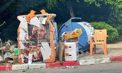 כרזות מכפישות נגד סגן ראש עיריית רמת השרון עידן למדן, על מיכל למחזור. הכרזה קרועה.