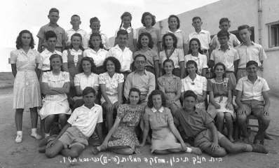 בית החינוך התיכון על שם ברל כצנלסון ברחוב ירושלים. צילום קבוצתי של כיתה ה' 2